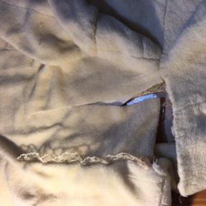 hilvanando la puntilla en chaqueton