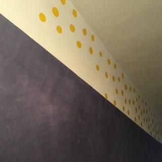 escalera quitando vinilo amarillo