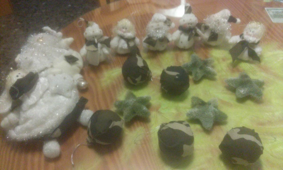 adornos-de-camuflaje-1 Arbol de Navidad con flores.