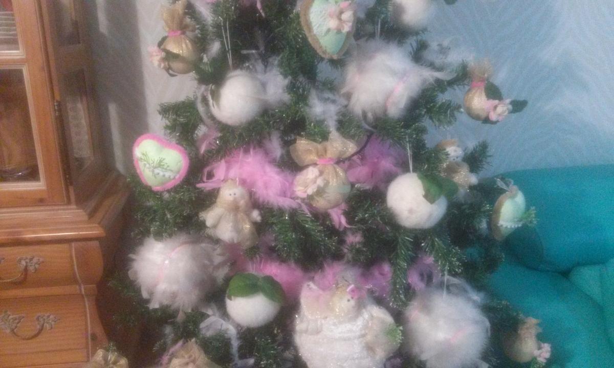 adornos-vistos-de-cerca Arbol de Navidad con flores.