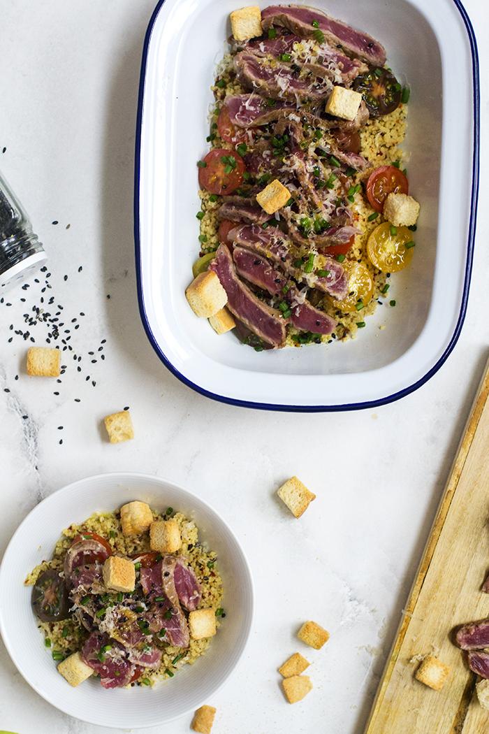 tataki de ternera con cuscus y tomates aliñaos