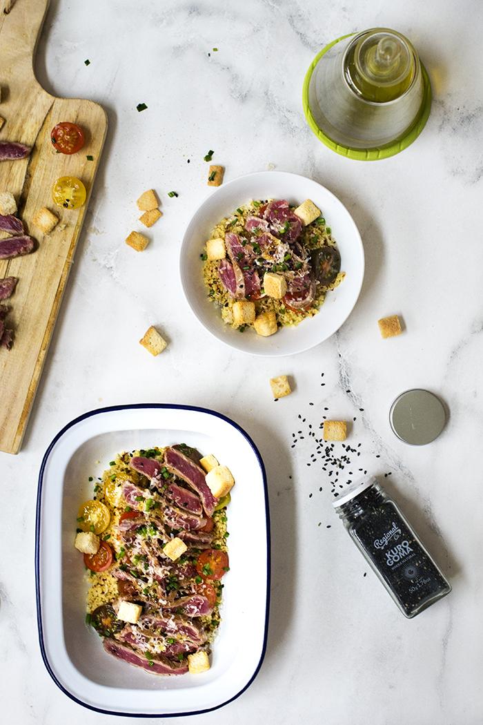 tataki de ternera con cuscus y tomates aliñaos