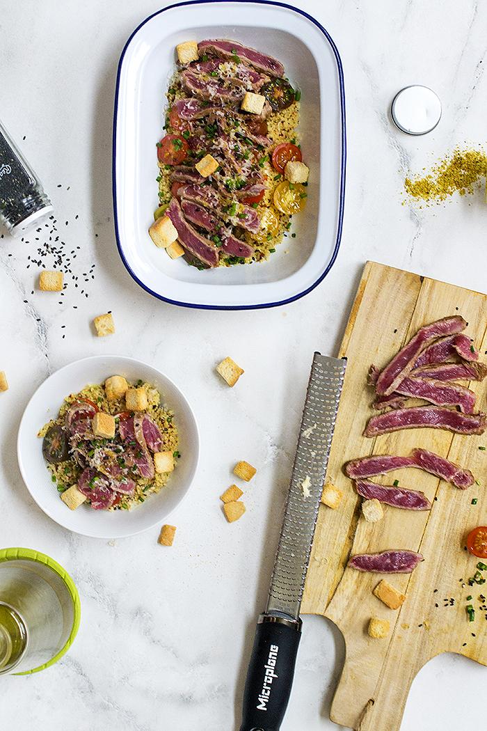 tataki de ternera con cuscús y tomates aliñaos
