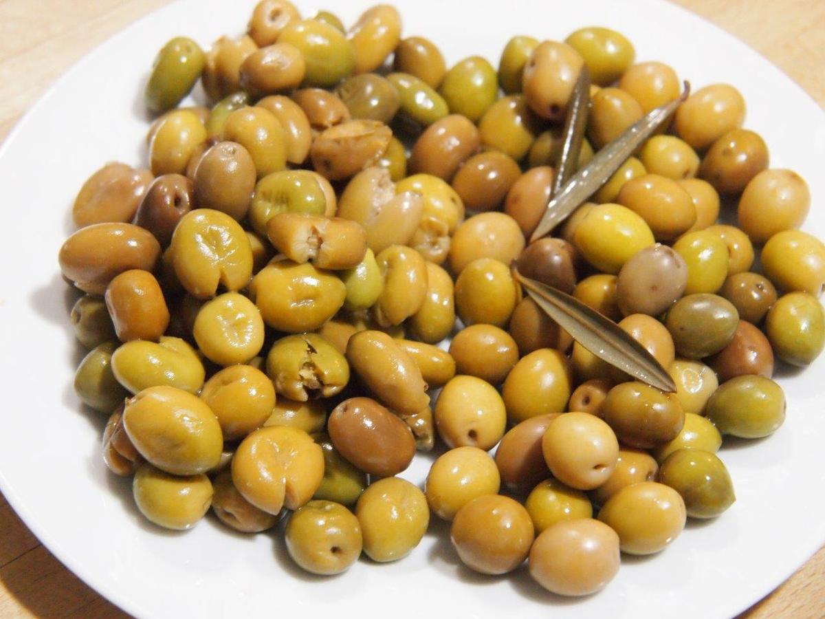 Aceitunas partidas aliñadas