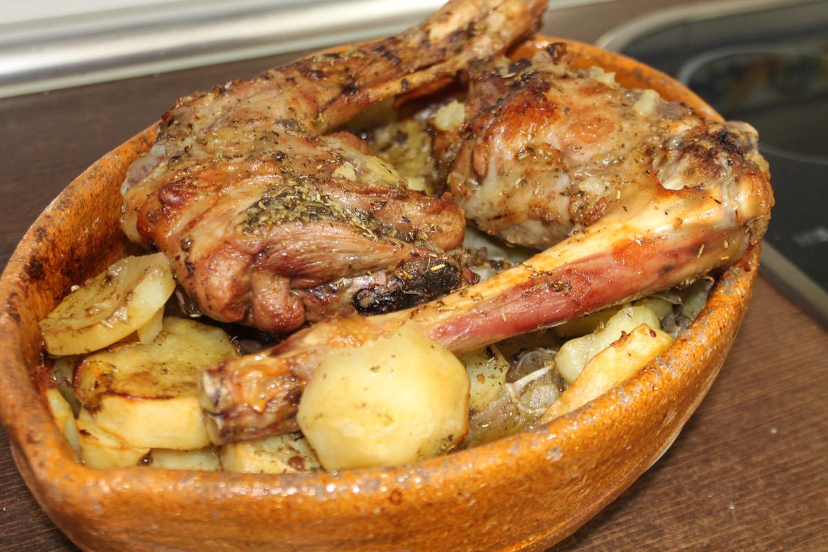 Cabrito asado con patatas