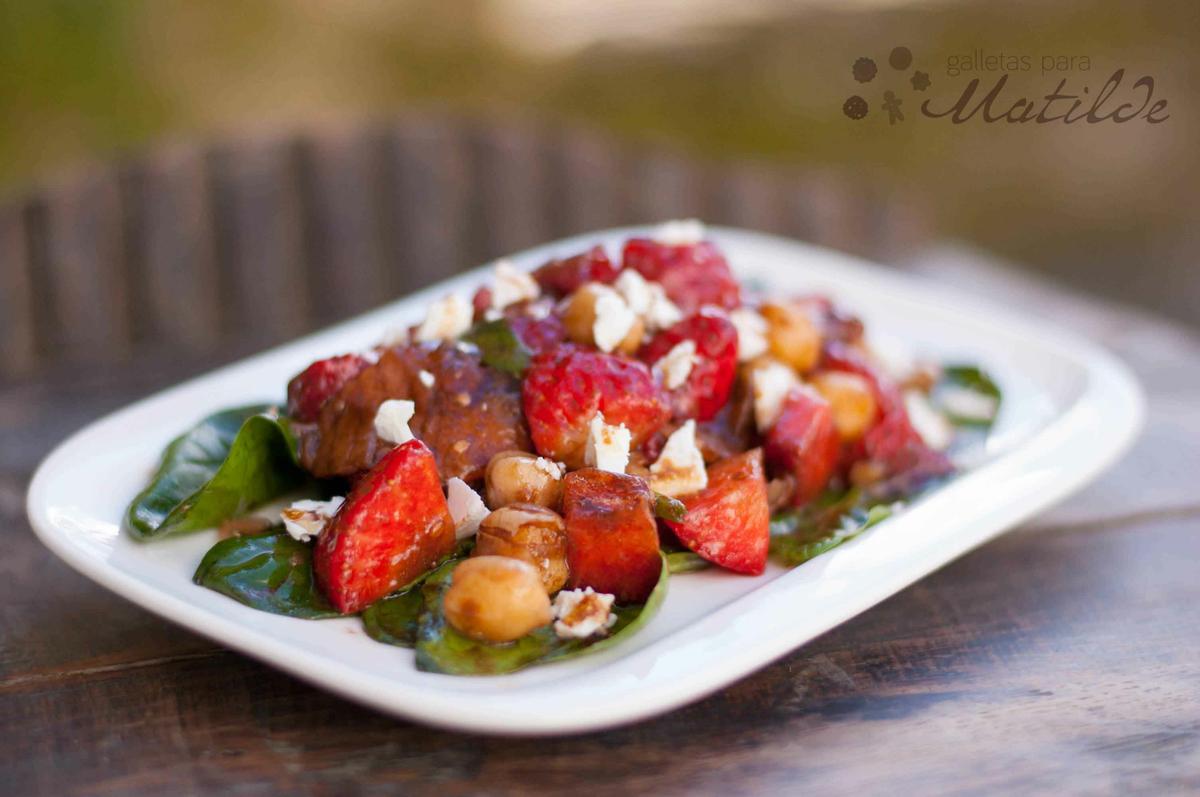 Ensalada de garbanzos con salmón y fresas y como hacer gomasio