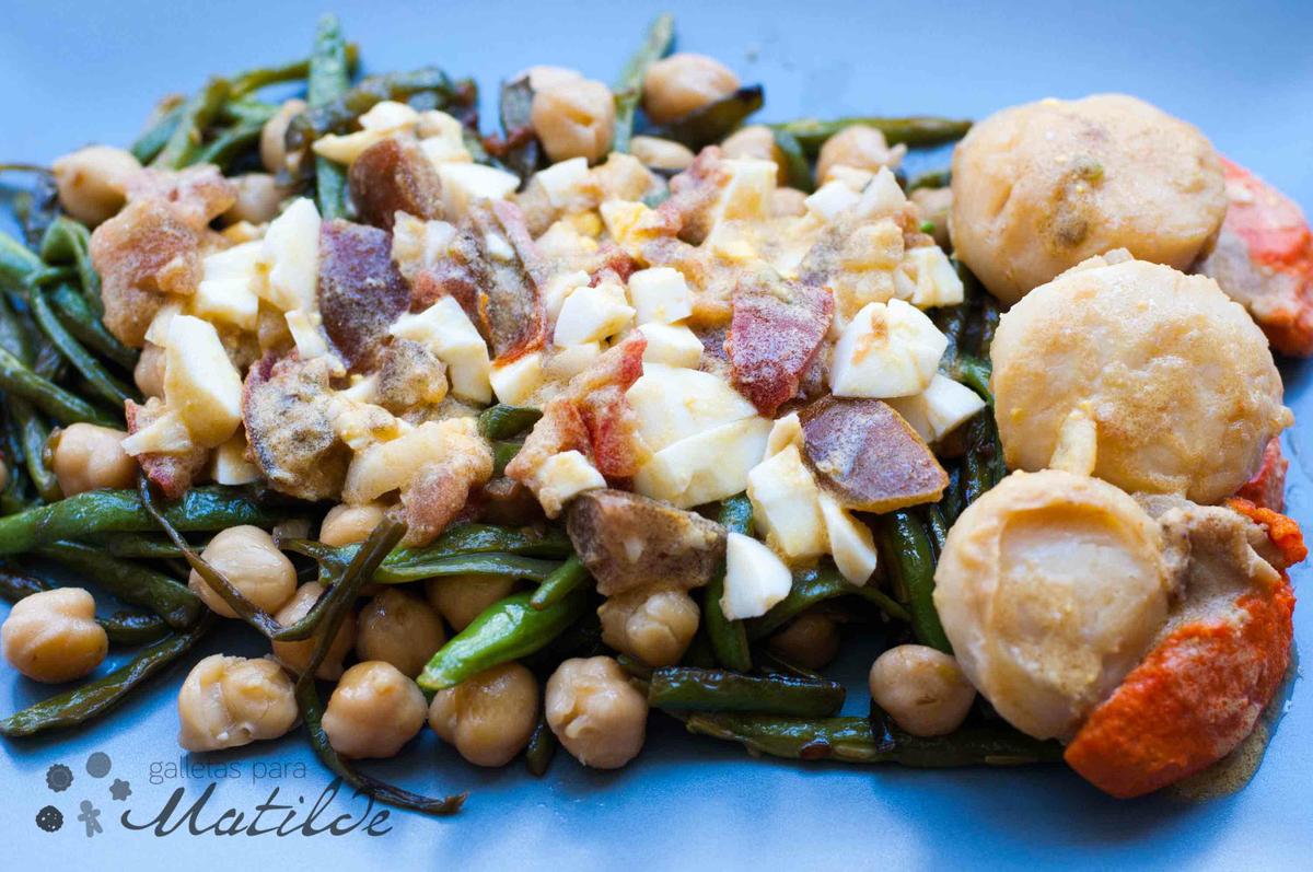 Ensalada templada de judías, vieiras y garbanzos