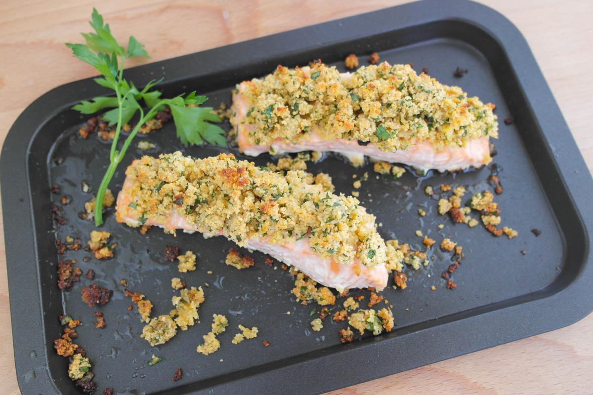 Salmón al horno con costra de mostaza y perejil