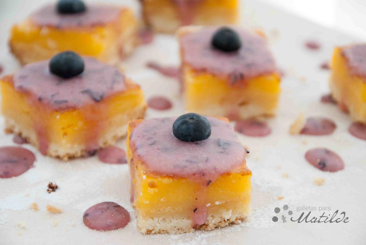 Lemon bars sin gluten con glaseado de frutos rojos