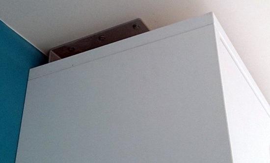 sistema de fijacion en techo para mobiliario abatible