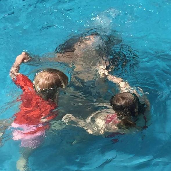 piscina-verano-familia