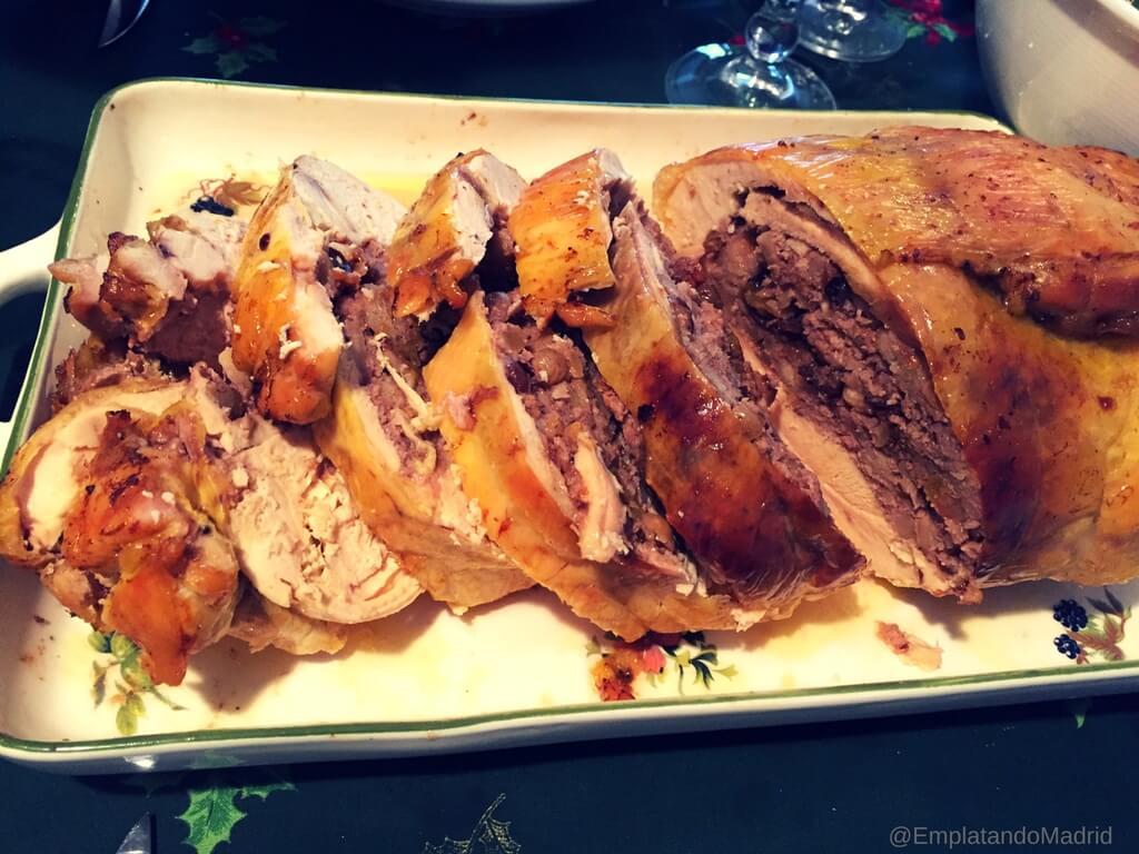 Corta el capón relleno en rodajas para toda la familia