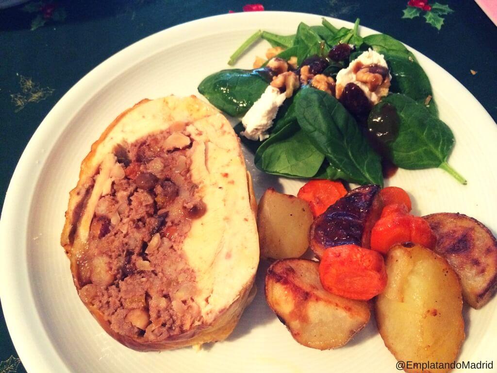 Sirve el capón relleno de navidad acompañado de ensalada verde y una guarnición de patatas y zanahorias al horno. 