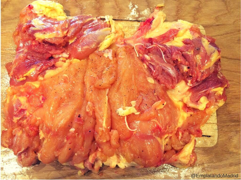 Después de mucho tiempo, consigo deshuesar el capón. 