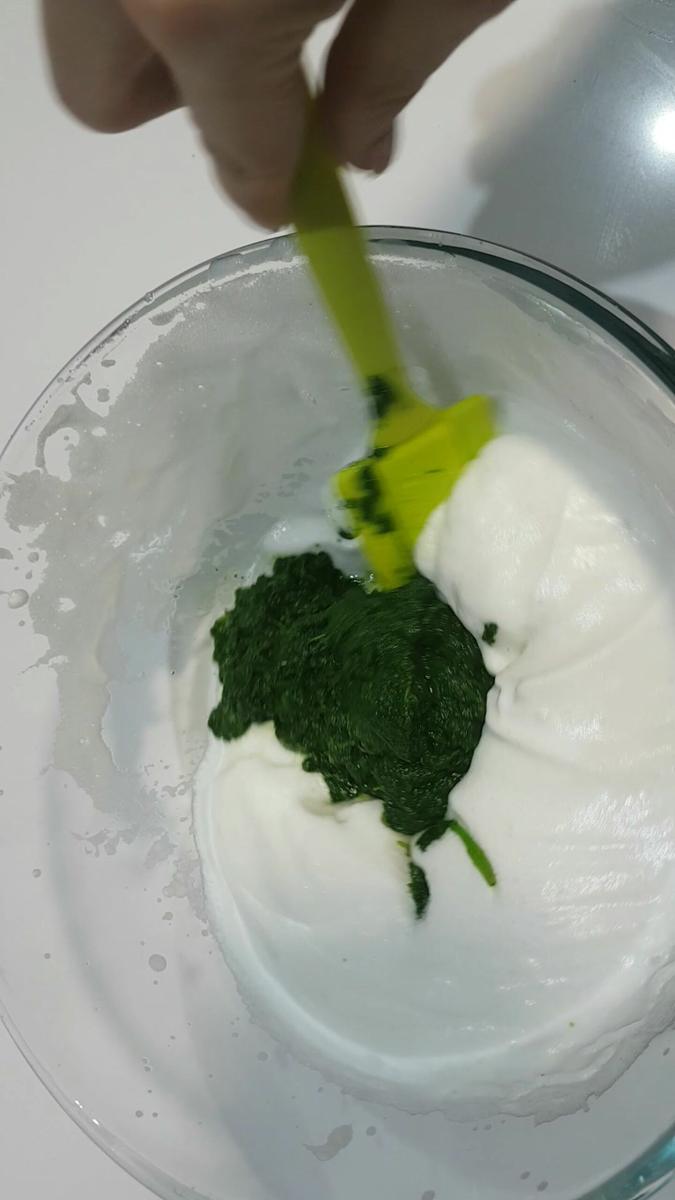 Claras montadas y espinacas