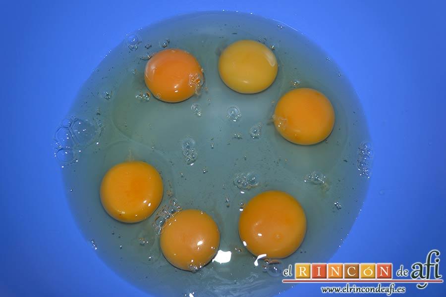 Bizcocho de castañas, poner los huevos en un bol