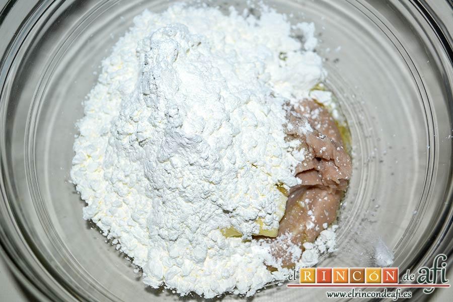 Bizcocho de castañas, añadir la Maizena con la levadura