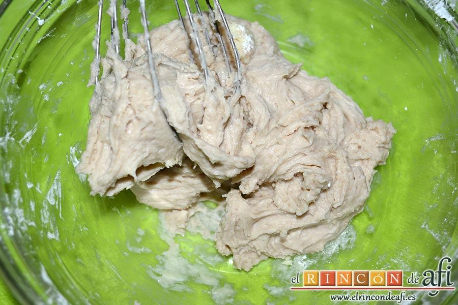 Bizcocho de castañas, remover bien con unas varillas manuales