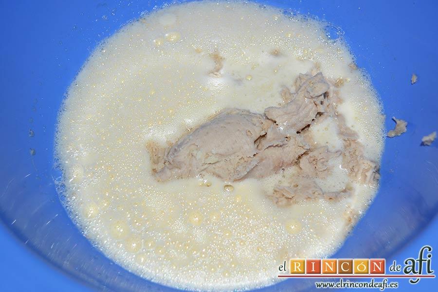 Bizcocho de castañas, añadirlo al bol de los huevos con el azúcar