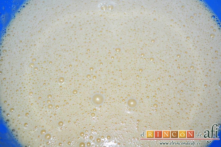 Bizcocho de castañas, batir hasta que se quede una mezcla espumosa
