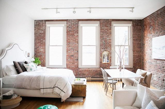 Habitación con pared de ladrillo visto