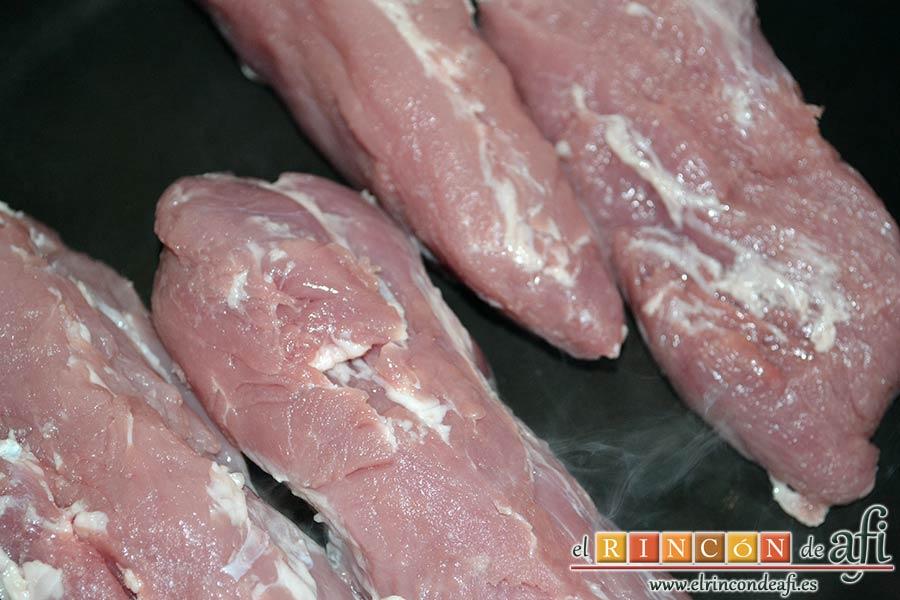 Solomillo Wellington, limpiar los solomillos, partirlos por la mitad, salpimentar y sellarlos en una plancha bien caliente