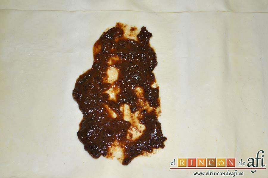 Solomillo Wellington, extender las masas de hojaldre y extender la crema de cebolla caramelizada con boletus