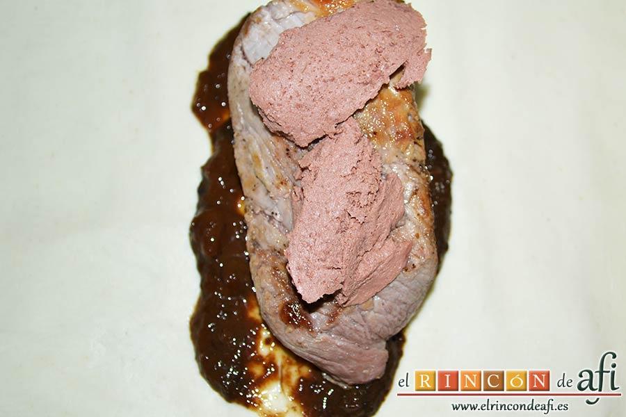 Solomillo Wellington, poner una buena cantidad de paté sobre los solomillos