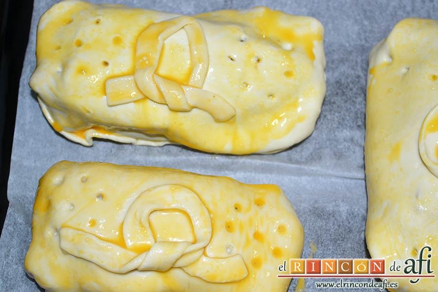 Solomillo Wellington, decorarlos al gusto, pinchar la masa con un tenedor y pintar de huevo batido