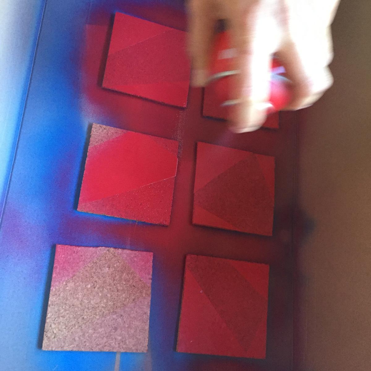 09-posavasos-de-corcho-aplicamos-la-pintura-en-spray