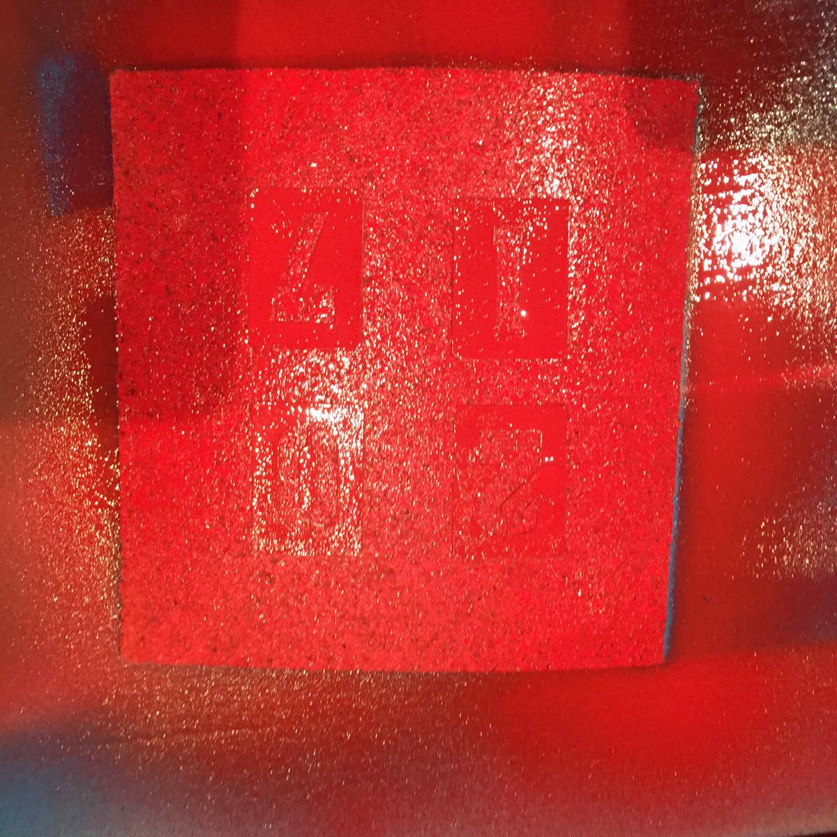 pegamos las plantillas de numero en el corcho y pintamos con spray