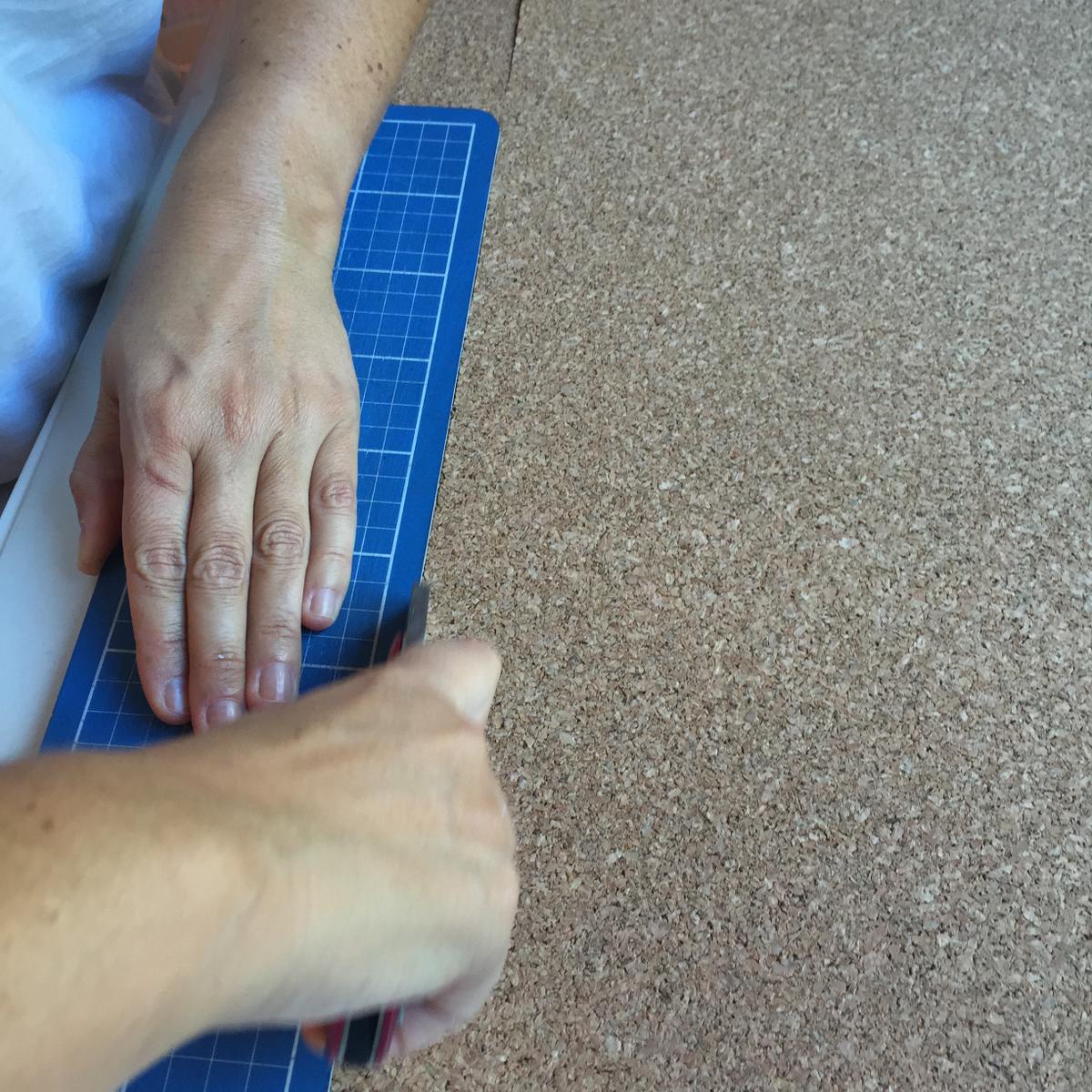 cortamos una tira de corcho de 10 cm