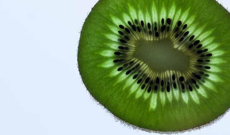 Mascarilla de kiwi para una piel joven