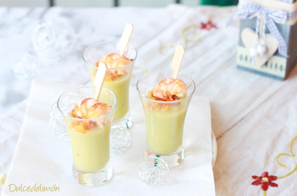 Aperitivo de crema de aguacate con gamba picante