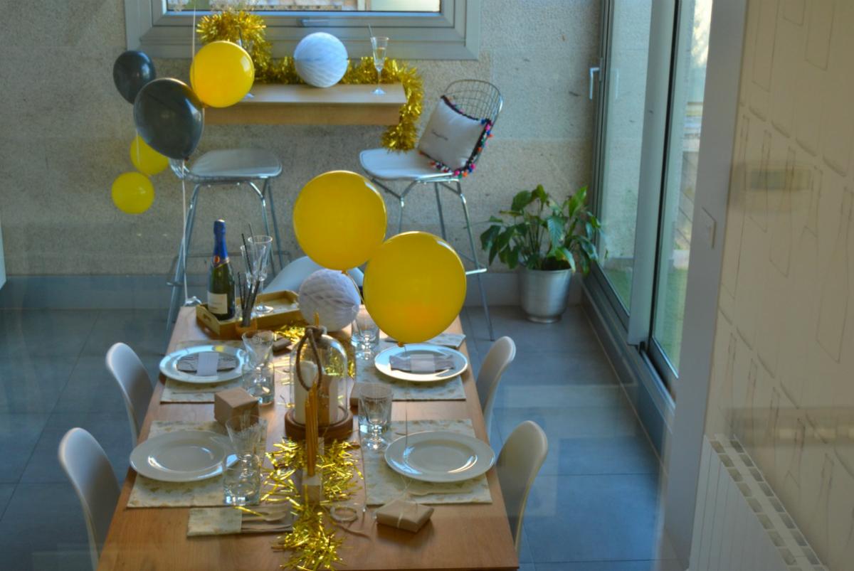 mesa de fin de año en dorado y negro
