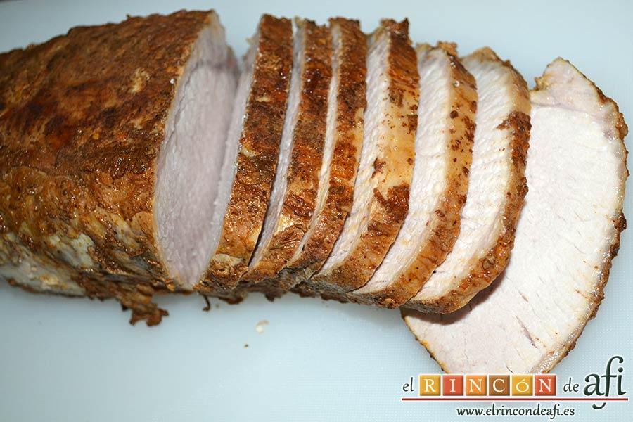 Lomo de cerdo adobado y salsa de mermelada de cerezas, cortar la carne en rodajas