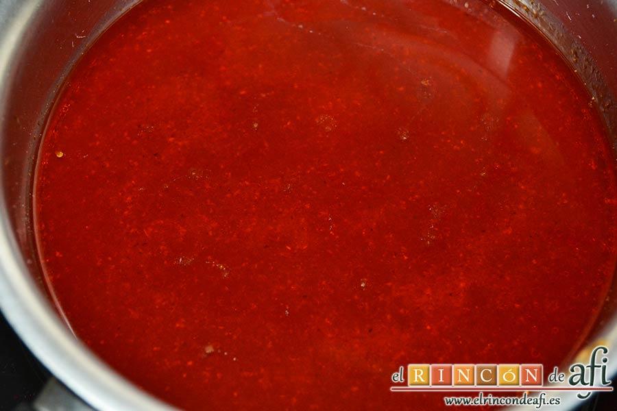 Lomo de cerdo adobado y salsa de mermelada de cerezas, colar el jugo de la carne y pasarlo a un calentador