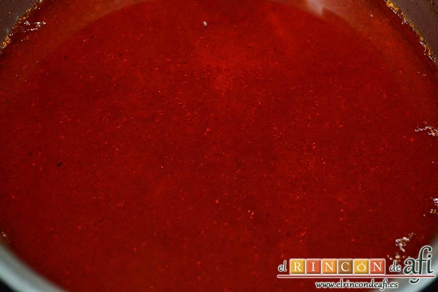 Lomo de cerdo adobado y salsa de mermelada de cerezas, dejarla al fuego hasta que esté un poco espesa