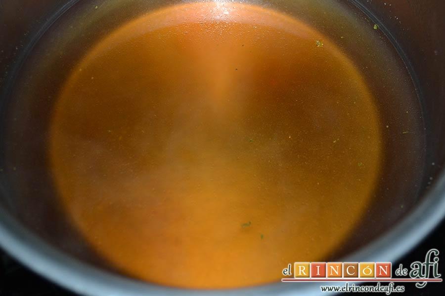 Lomo de cerdo adobado y salsa de mermelada de cerezas, añadir el vino moscatel