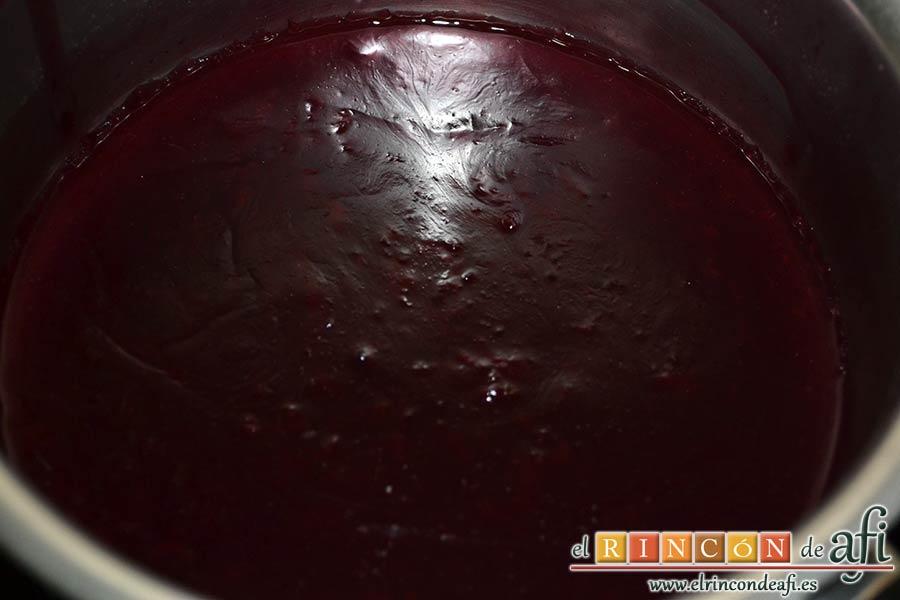 Lomo de cerdo adobado y salsa de mermelada de cerezas, dejamos reducir hasta que quede espesa