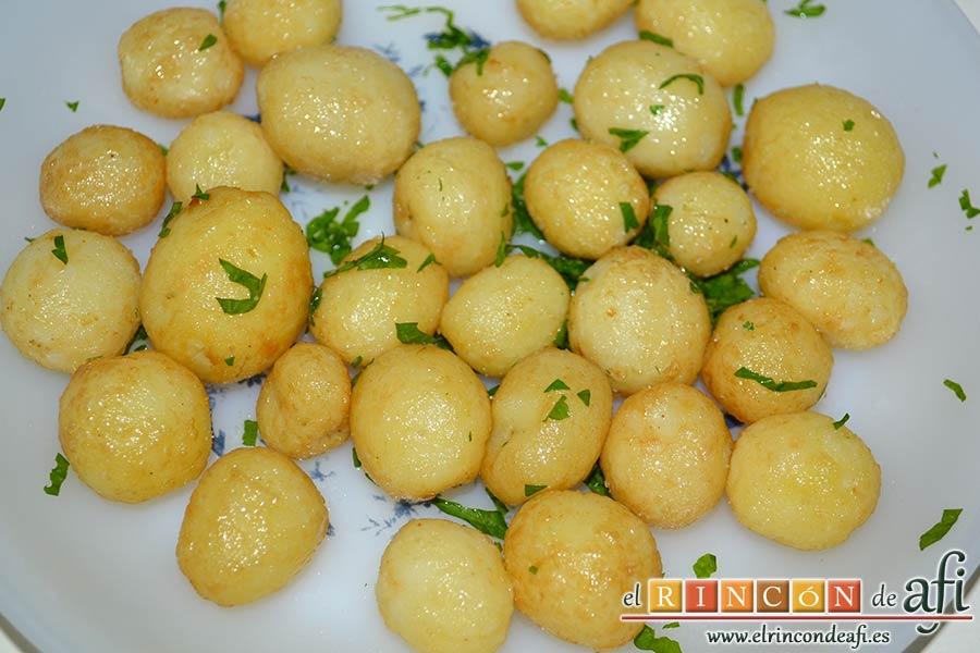 Lomo de cerdo adobado y salsa de mermelada de cerezas, freímos unas papas pequeñas y les ponemos sal y perejil picado por encima