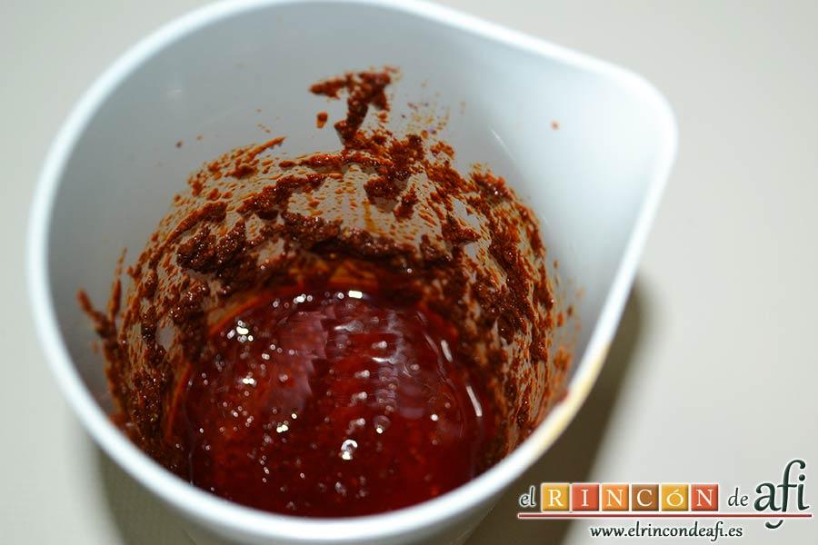 Lomo de cerdo adobado y salsa de mermelada de cerezas, ponerlas en un vaso triturador con el ajo, la sal, el aceite de oliva, el vino y el vinagre y triturar