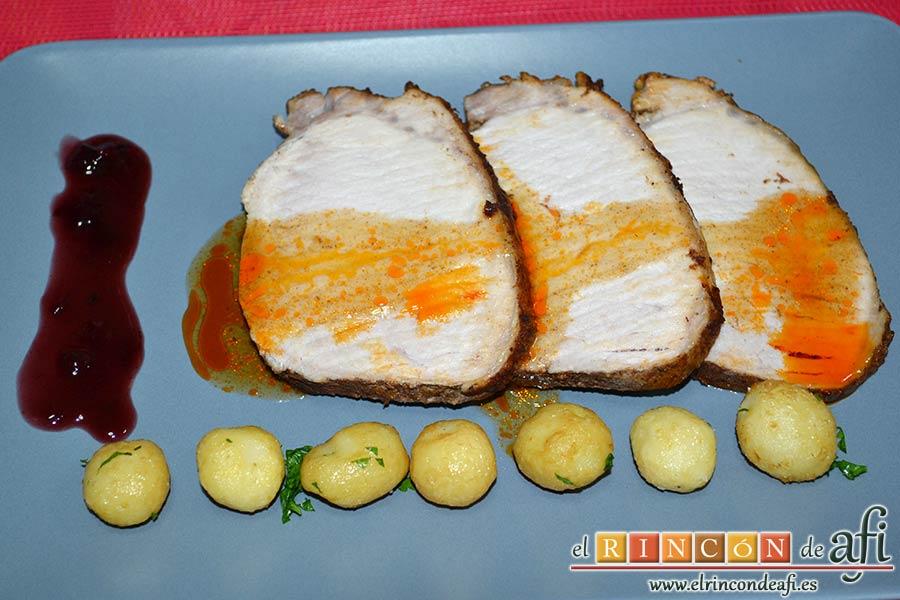 Lomo de cerdo adobado y salsa de mermelada de cerezas, sugerencia de presentación