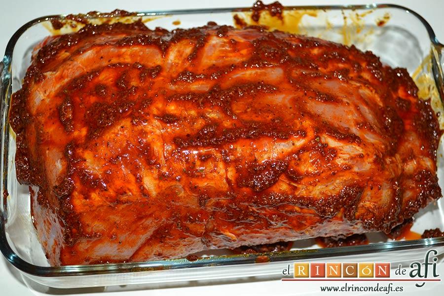 Lomo de cerdo adobado y salsa de mermelada de cerezas, seguir por la parte de arriba hasta que esté bien embadurnada