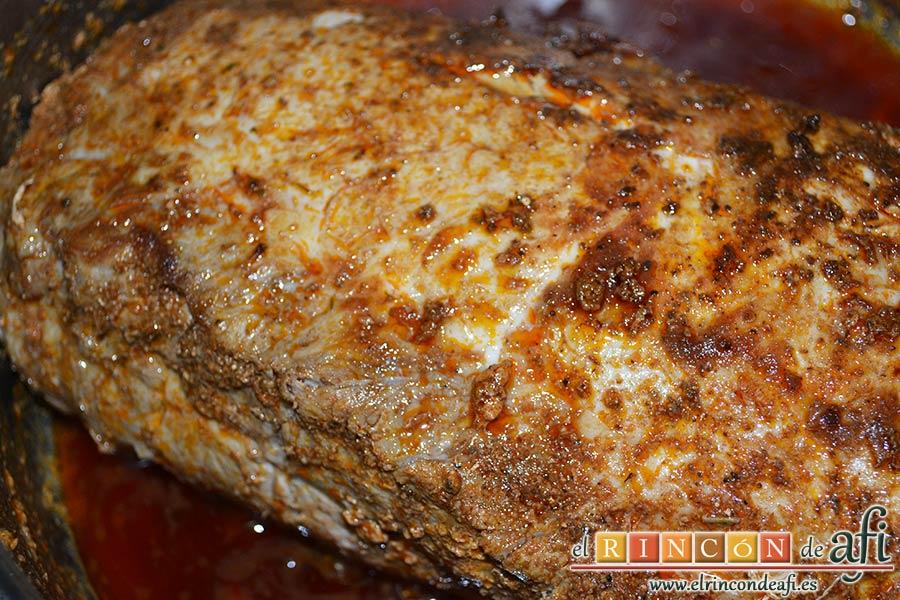 Lomo de cerdo adobado y salsa de mermelada de cerezas, cuando la carne no rezume estará lista