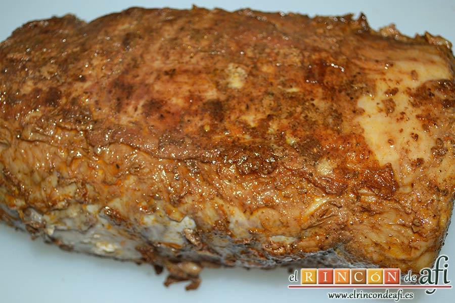 Lomo de cerdo adobado y salsa de mermelada de cerezas, sacarla del caldero y dejarla atemperar