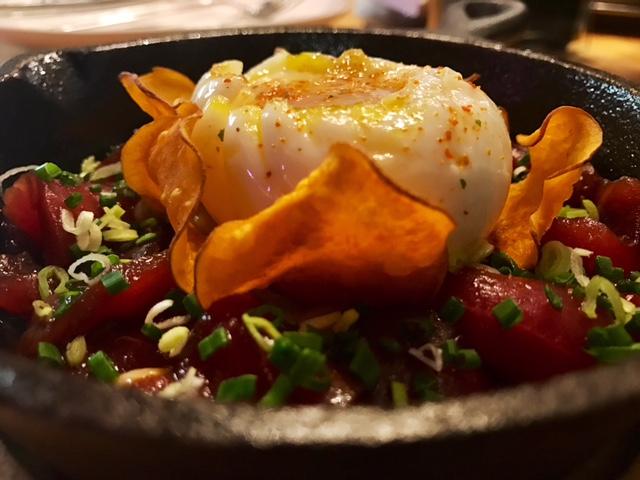 Huevos rotos con Atún marinado