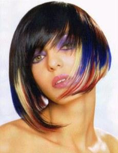 Mechas de colores en pelo corto moreno con flequillo