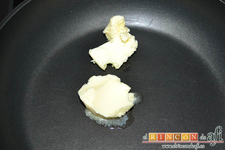 Manzanas y plátanos caramelizados con mostaza antigua y bacon, poner a derretir la mantequilla en una sartén