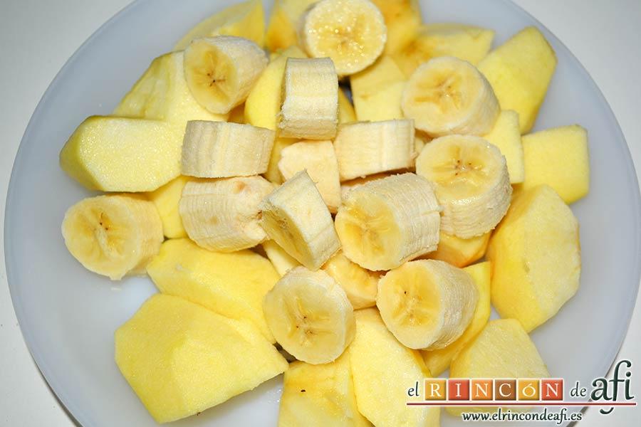 Manzanas y plátanos caramelizados con mostaza antigua y bacon, pelar y trocear las manzanas y los plátanos